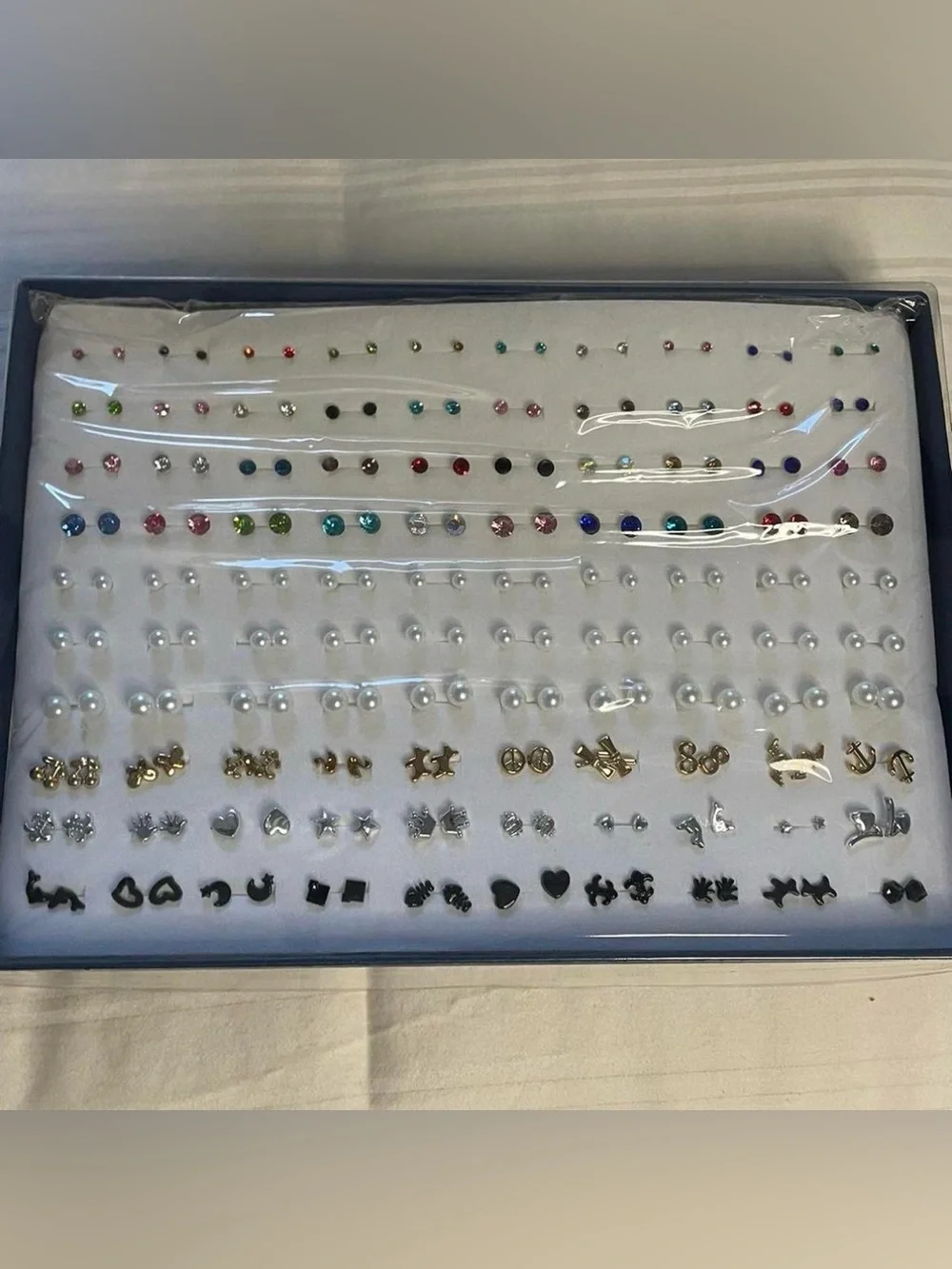 100 pcs plastic stud earrings.